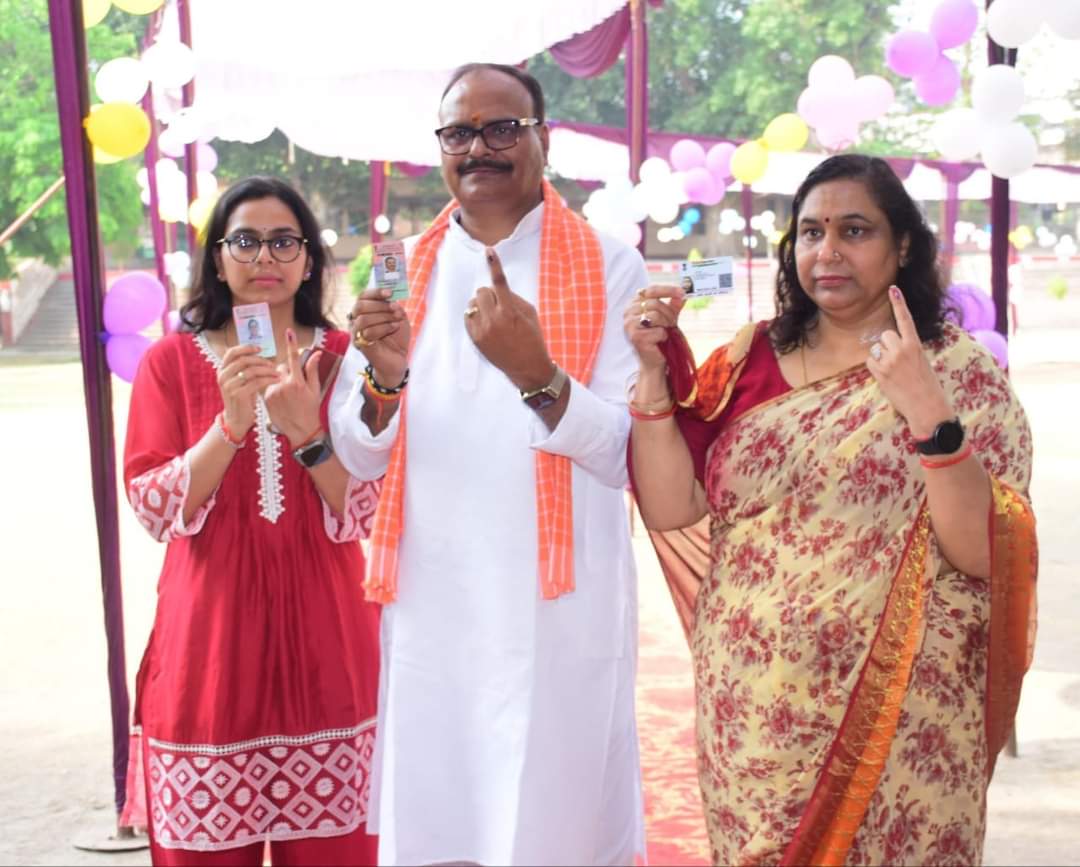 Deputy Chief Minister of Uttar Pradesh, Brajesh Pathak, cast his vote along with his wife and daughter.